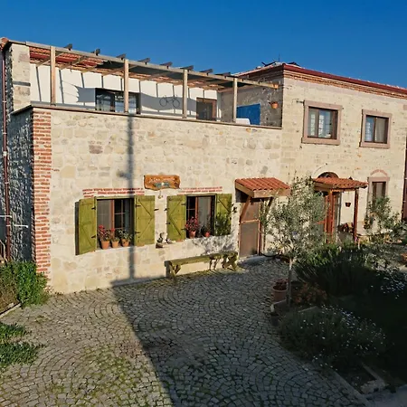Mutlu Koey'de Sakinligin Adresi Ayvalik